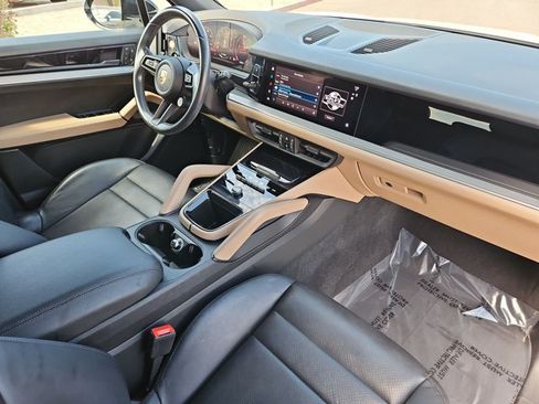 Used 2024 Porsche Cayenne AWD/4WD image 27
