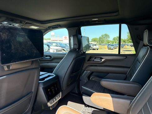 Used 2025 GMC Yukon Denali Ultimate w/ LPO, Illumination Package AWD/4WD image 10