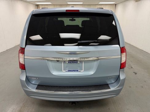 Used 2016 Chrysler Town & Country Limited image 4