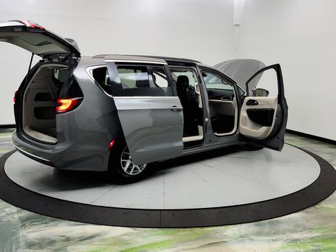 Used 2022 Chrysler Pacifica Touring-L FWD image 11