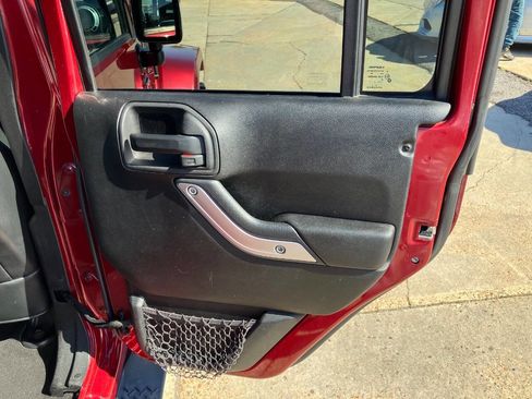 Used 2013 Jeep Wrangler Unlimited Sahara w/ Connectivity Group AWD/4WD image 16