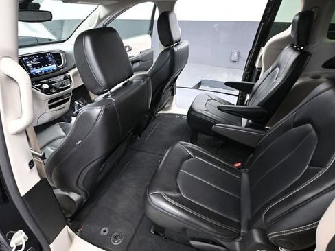 Used 2024 Chrysler Pacifica Touring-L FWD image 34