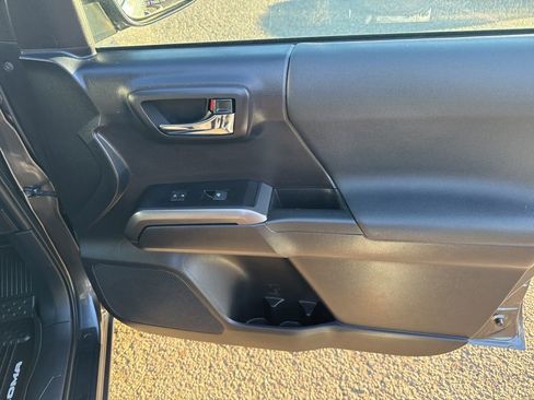 Used 2020 Toyota Tacoma TRD Sport image 29