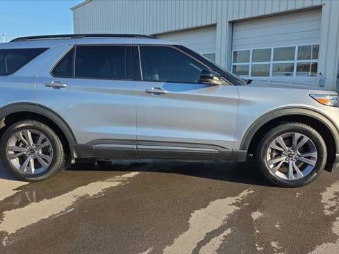 Used 2022 Ford Explorer XLT w/ Equipment Group 202A image 4