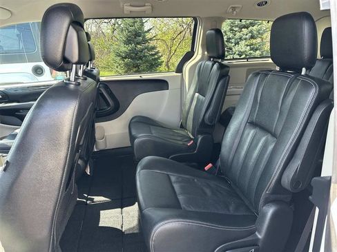 Used 2016 Chrysler Town & Country Touring w/ Driver Convenience Group FWD image 11