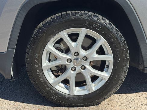 Used 2017 Jeep Cherokee Latitude w/ Comfort/Convenience Group FWD image 9