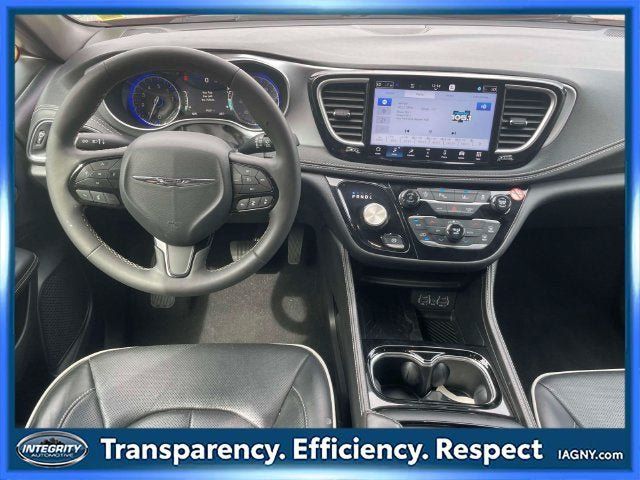 Used 2025 Chrysler Pacifica Limited FWD image 14