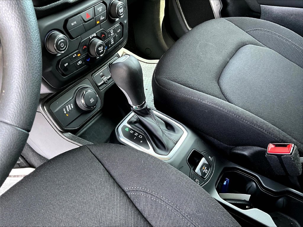 Used 2023 Jeep Renegade Latitude AWD/4WD image 16
