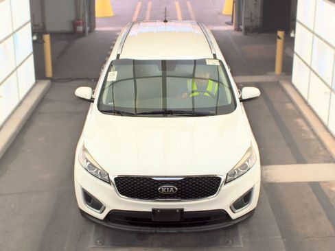 Used 2017 Kia Sorento FWD image 2