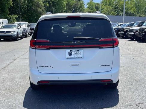 Used 2025 Chrysler Pacifica Limited FWD image 7