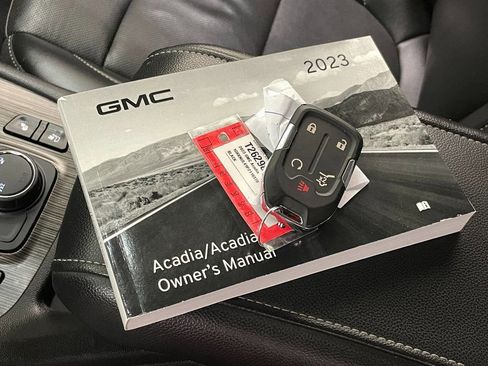 Used 2023 GMC Acadia SLT w/ Elevation Edition image 7