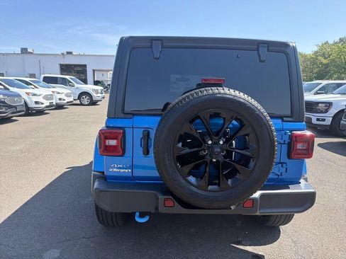 Used 2023 Jeep Wrangler Unlimited Sahara w/ Cold Weather Group AWD/4WD image 8