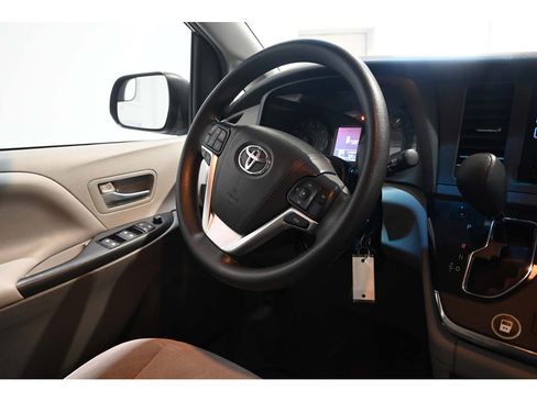 Used 2017 Toyota Sienna LE FWD image 24