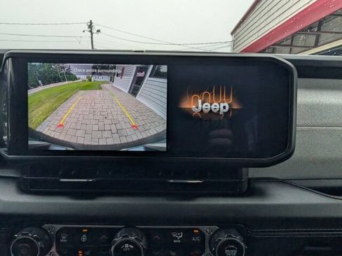 Used 2025 Jeep Wrangler Unlimited Sahara AWD/4WD image 13