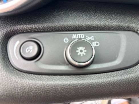 Used 2024 Chevrolet Trax LT w/ Sunroof Package FWD image 32