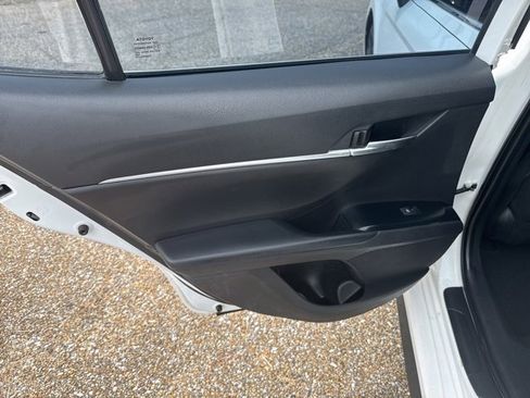 Used 2020 Toyota Camry SE image 10