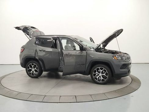 Used 2024 Jeep Compass Latitude AWD/4WD image 17