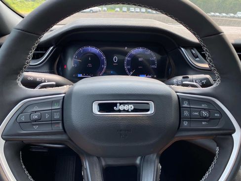 New 2025 Jeep Grand Cherokee Altitude image 13