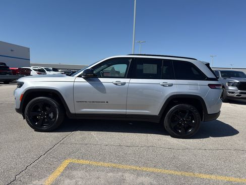 Used 2025 Jeep Grand Cherokee Limited w/ Black Appearance Package AWD/4WD image 6