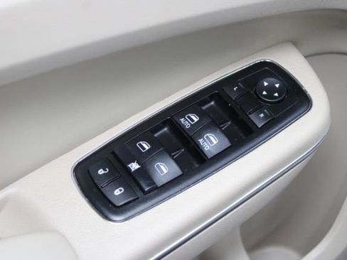 Used 2014 Chrysler 300 C w/ Light Group image 12