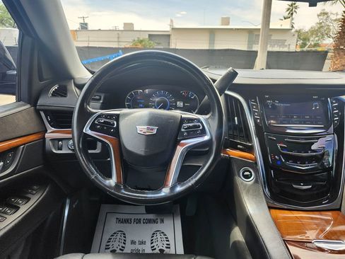 Used 2017 Cadillac Escalade ESV Luxury RWD image 24