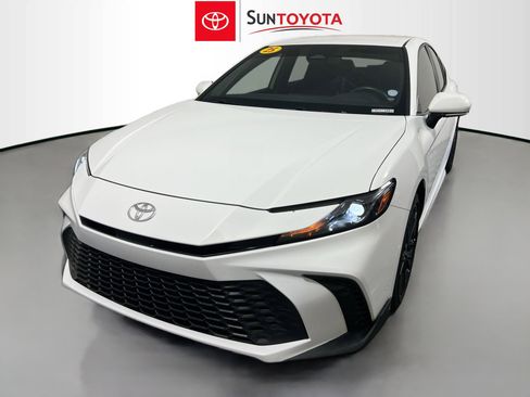 Used 2025 Toyota Camry SE w/ Convenience Package FWD image 9