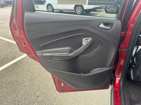 Used 2018 Ford Escape SE w/ SE Sport Appearance Package image 21