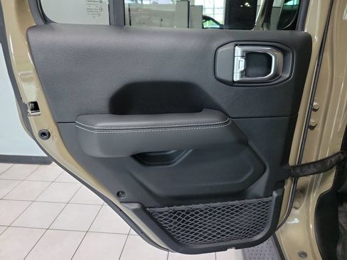 Used 2020 Jeep Gladiator Overland w/ Popular Equipment Package AWD/4WD image 29