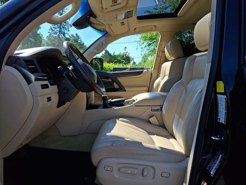 Used 2017 Lexus LX 570 4WD w/ Luxury Package image 15