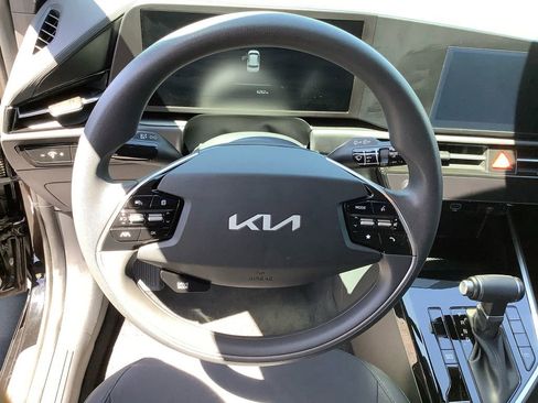 Used 2025 Kia Niro LX FWD image 9