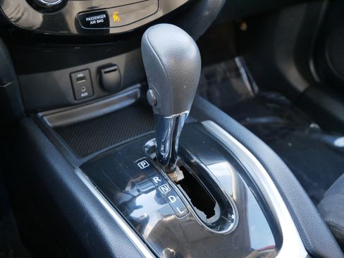 Used 2015 Nissan Rogue SV image 24