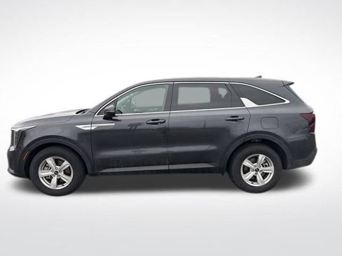 Used 2025 Kia Sorento LX image 2