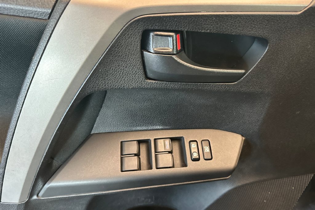 Used 2017 Toyota RAV4 LE FWD image 11