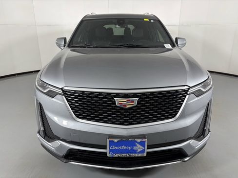 Used 2025 Cadillac XT6 Premium Luxury image 3
