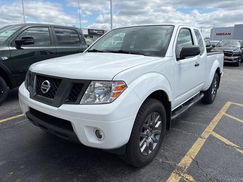 Used 2012 Nissan Frontier SV w/ Sport Appearance Pkg AWD/4WD image 2