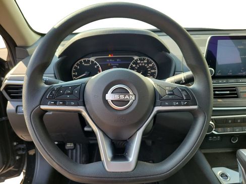 Used 2025 Nissan Altima 2.5 SV FWD image 12