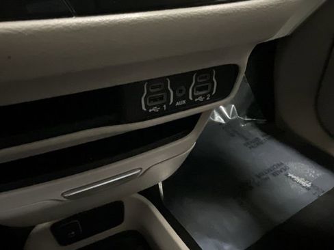 Used 2024 Chrysler Pacifica Touring-L image 27