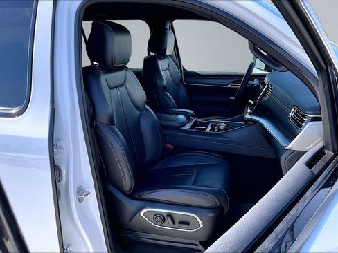 Certified 2024 Jeep Wagoneer L Series II w/ Flexible Seating Group AWD/4WD image 16