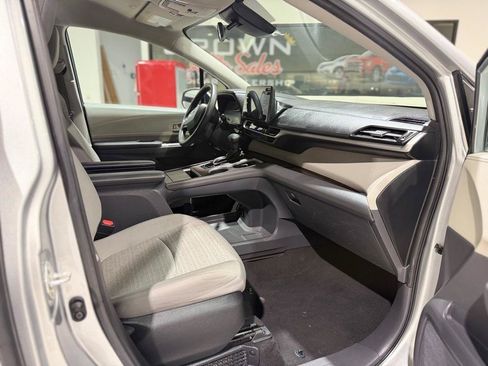Used 2023 Toyota Sienna LE FWD image 14