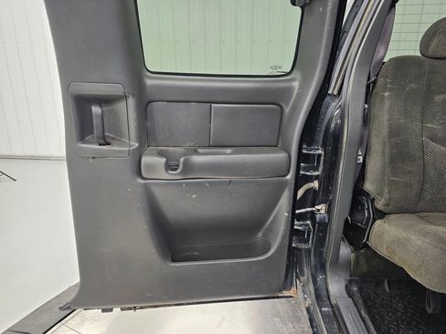 Used 2004 Chevrolet Silverado 2500 LS image 31