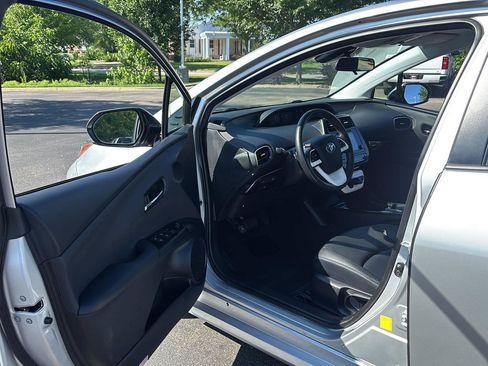 Used 2016 Toyota Prius Three Touring FWD image 2