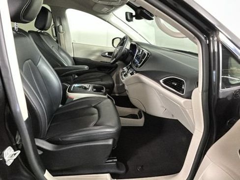 Used 2024 Chrysler Pacifica Touring-L FWD image 30