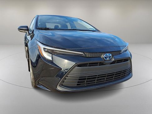 Used 2024 Toyota Corolla LE image 2
