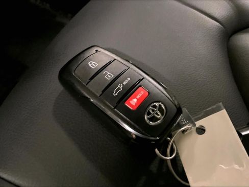 Used 2025 Toyota Highlander XLE AWD/4WD image 15