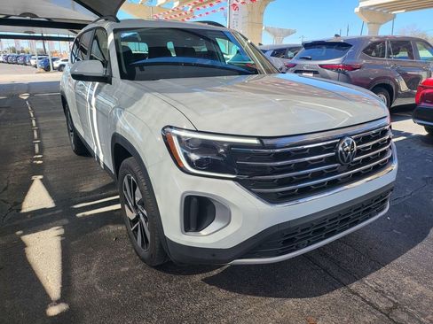 Used 2025 Volkswagen Atlas SE image 3