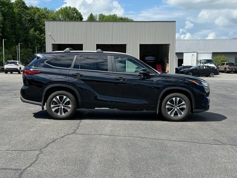 Used 2023 Toyota Highlander XLE AWD/4WD image 7