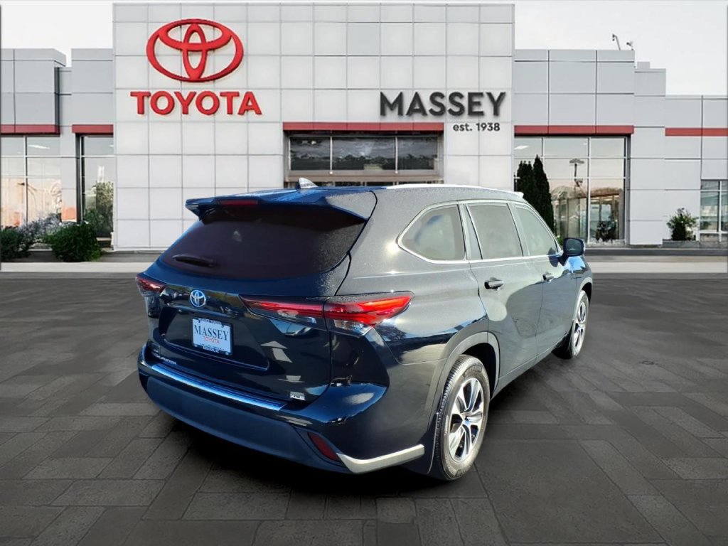 Used 2024 Toyota Highlander XLE FWD image 3