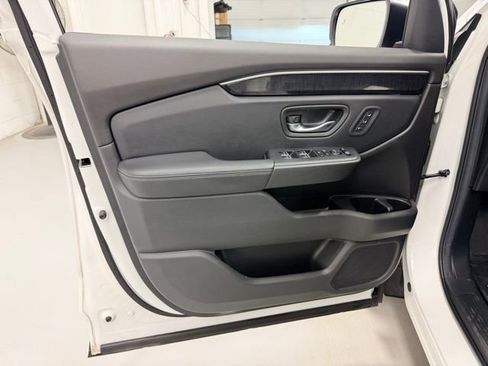 Used 2025 Honda Pilot Elite image 22