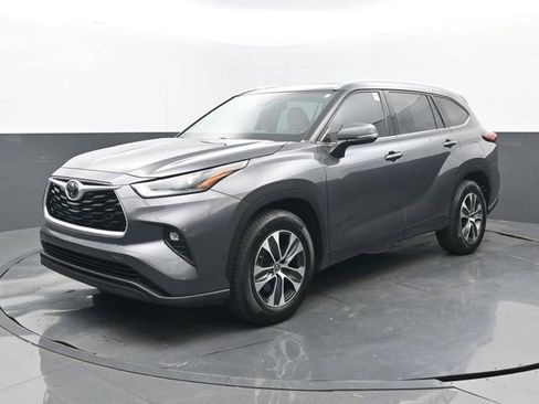 Used 2021 Toyota Highlander XLE FWD image 25