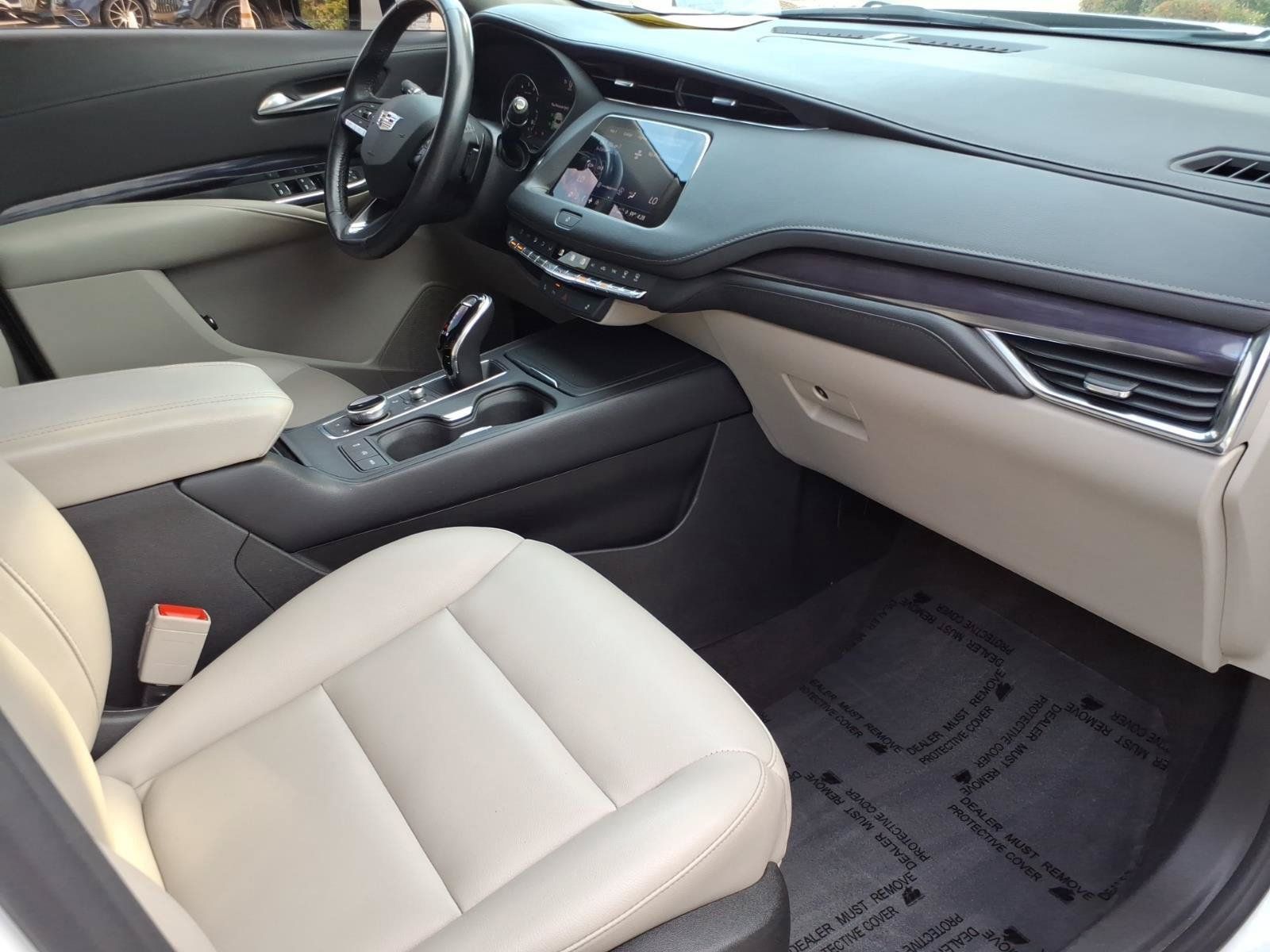 Used 2023 Cadillac XT4 Luxury w/ Cold Weather Package AWD/4WD image 24